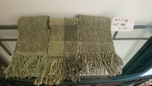 オリーブ染め手紡ぎ手織りマフラー1
